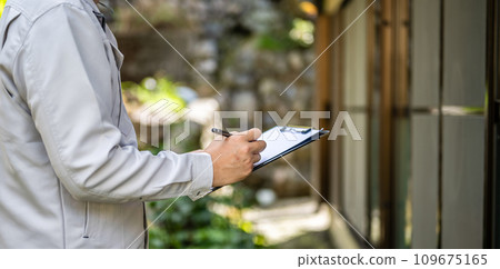 穿著灰色工作服的承包商的檢查和評估系列 109675165
