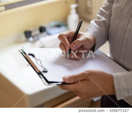 穿著灰色工作服的承包商的檢查和評估系列 109675167