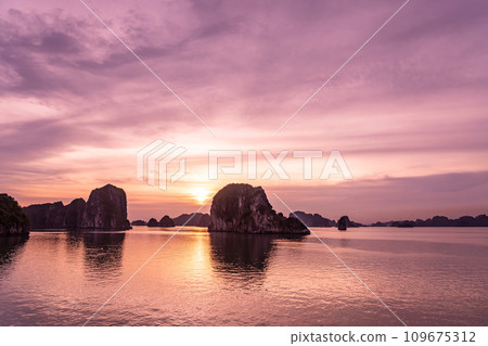View of the sunset from the deck of a cruise ship on a cruise in Halong Bay, Vietnam 109675312