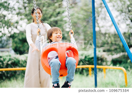 父母與孩子在公園盪鞦韆 109675384