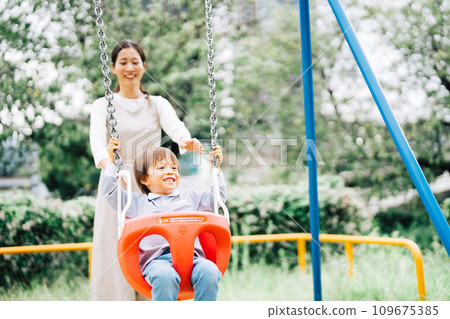 父母與孩子在公園盪鞦韆 109675385
