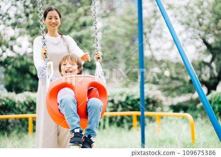 父母與孩子在公園盪鞦韆 109675386