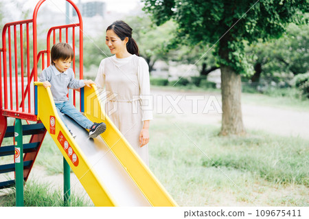 Parents and children playing on the slide 109675411