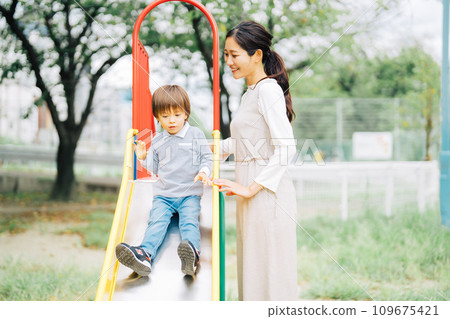 父母和孩子在滑梯上玩耍 109675421