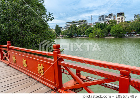 越南河內還劍湖玉山島玉山寺的紅橋 越南河內還劍湖玉山島玉山寺的紅橋 109675499