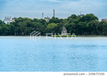 從玉山寺看到的龜塔,這是一座建在越南河內還劍湖玉山島的寺廟 從玉山寺看到的龜塔,這是一座建在越南河內還劍湖玉山島的寺廟 109675500