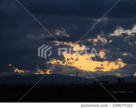 夕陽天空下的西京線和關東山脈的剪影 109675562