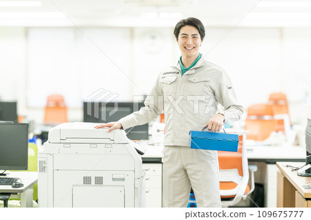 維護影印機的服務人員 109675777