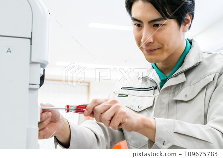 維護影印機的服務人員 109675783