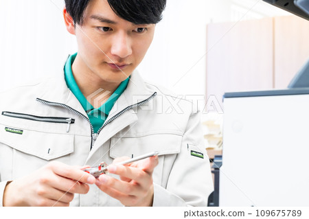 Service man with tools for maintenance 109675789