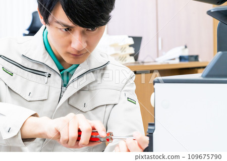 有維修工具的服務人員 109675790