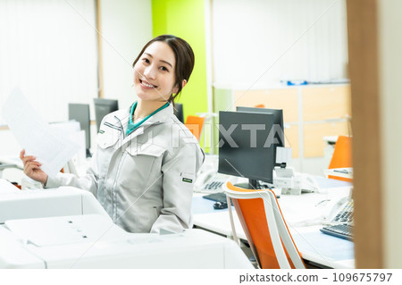 數字化文件的年輕女子 109675797