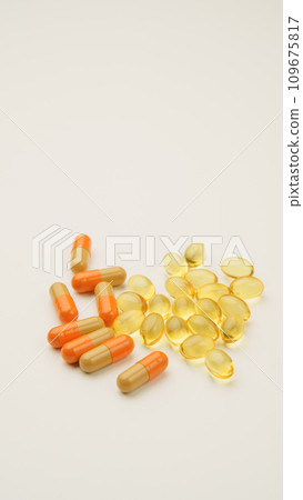Capsules, soft capsules and hard capsules 109675817