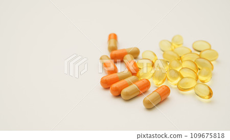 Capsules, soft capsules and hard capsules 109675818