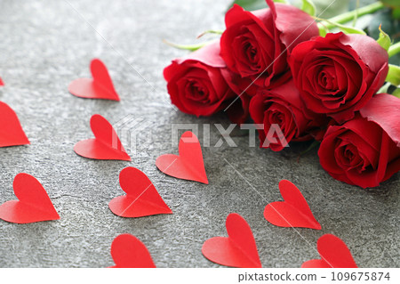 紅玫瑰花束和紙心 109675874