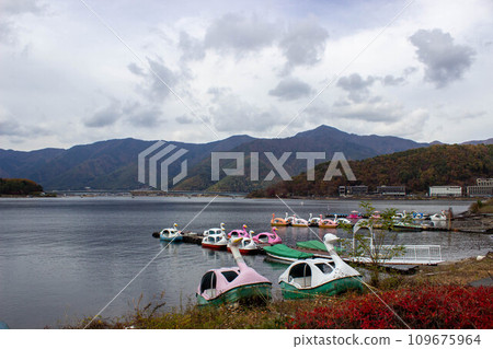 Lake Kawaguchi and duck boats seen from Hayashisaku Park 109675964
