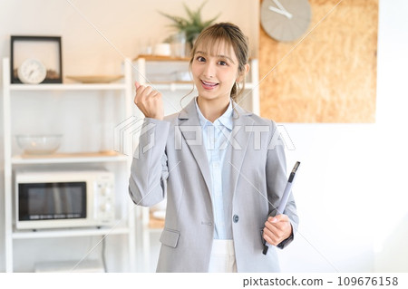 一位房地產銷售女士正在做握拳動作 一位房地產銷售女士正在做握拳動作 109676158