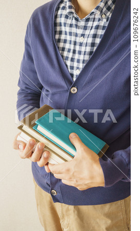 一個男人拿著一本書 一個男人拿著一本書 109676242