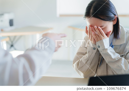 A female businessman who is scolded by her boss (complaints, reprimands, lectures) 109676874