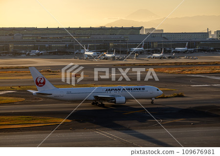 Scenery of Haneda Airport ・ Taxiing passenger plane ・ Japan Airlines Boeing 767 Scenery of Haneda Airport ・ Taxiing passenger plane ・ Japan Airlines Boeing 767 109676981