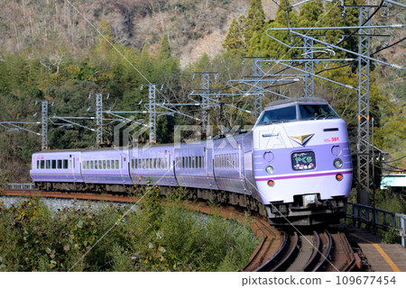 381 series L limited express Yakumo 5 running on the Hakubi Line 109677454
