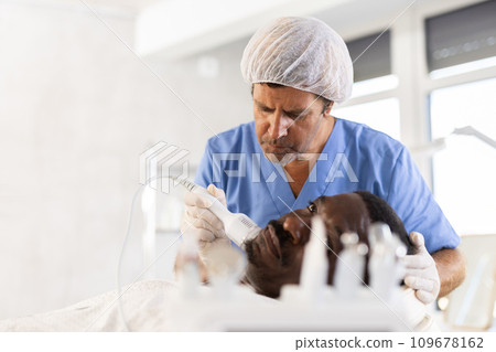 male cosmetologist performs male cosmetologist performs 109678162