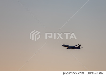 Airplane/Aircraft/All Nippon Airways Boeing 737 taking off from Haneda Airport Airplane/Aircraft/All Nippon Airways Boeing 737 taking off from Haneda Airport 109678387