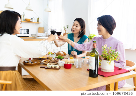 婦女享受家庭聚會 109678436