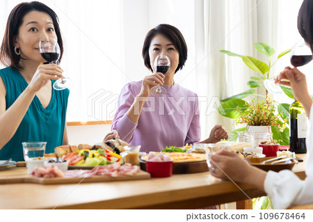 婦女享受家庭聚會 婦女享受家庭聚會 109678464