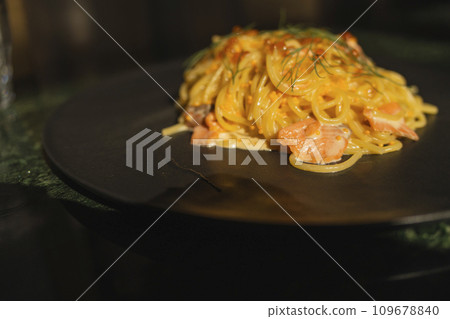 Creamy salmon roe and shrimp pasta 109678840