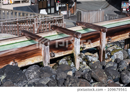 Kusatsu Yubatake Spring flowing through a wooden bucket Kusatsu Yubatake Spring flowing through a wooden bucket 109679561