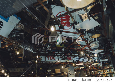 Film style lively izakaya design 109679597