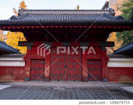 Akamon, University of Tokyo in late autumn 109679755