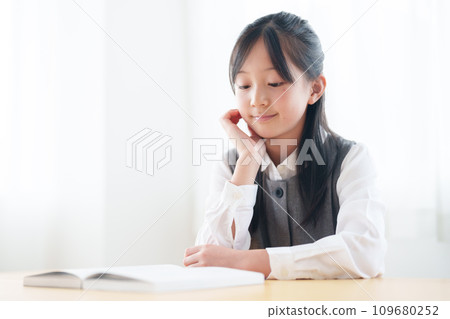 讀書的女孩 讀書的女孩 109680252