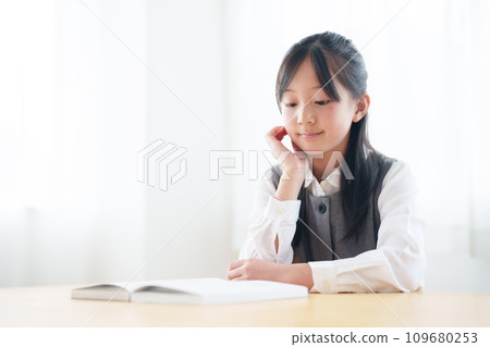 reading girl 109680253