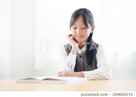 reading girl 109680255