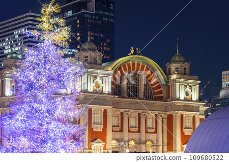 Nakanoshima Osaka City Central Public Hall night view 109680522