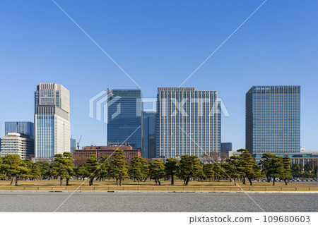 Office buildings in Otemachi and Marunouchi seen from the plaza in front of the Imperial Palace 109680603