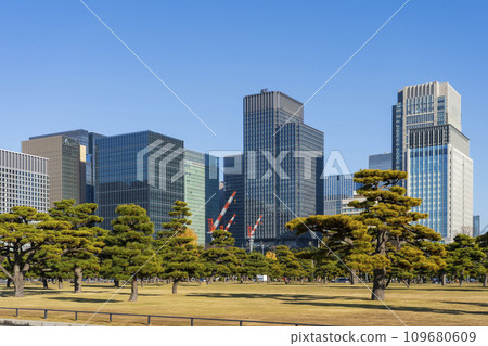 從皇居前的廣場看大手町和丸之內的辦公大樓 109680609