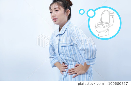 一個穿著睡衣，會傷害她的肚子的女人的形象 109680837