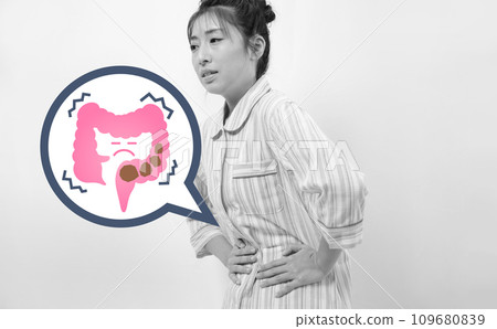 一位穿著睡衣、患有便秘的女性的單色圖像 109680839