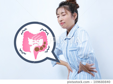 一個女人穿著睡衣痛苦的便秘的形象 109680840