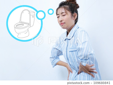 一個穿著睡衣，會傷害她的肚子的女人的形象 109680841