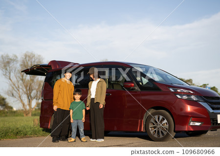 一家人開車、全家旅行、郊遊的情景 109680966