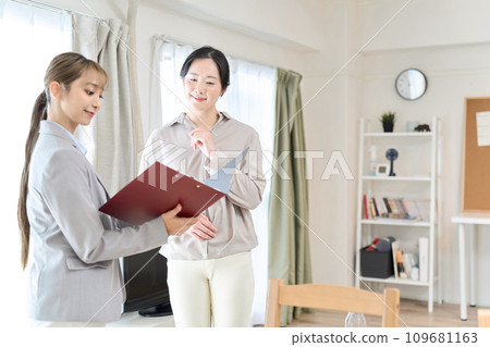 A woman having a meeting about room renovation A woman having a meeting about room renovation 109681163