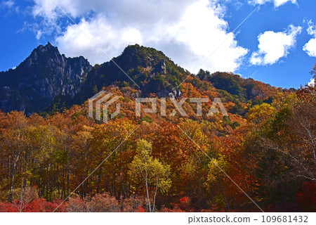 八嶽山、水垣山、紅葉風景 八嶽山、水垣山、紅葉風景 109681432