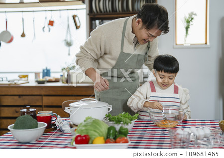 親子煮飯：父親與7歲男孩 109681465