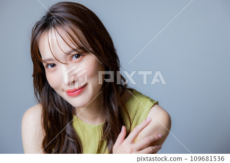 穿綠色衣服的女人 109681536