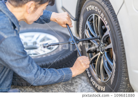 Tire replacement Studless tires Cross wrench Mechanic Bare hands 109681880