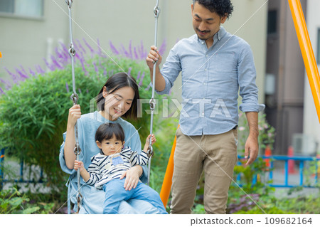 Parent and child playing in the park 109682164